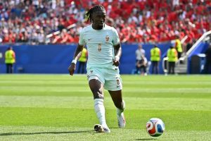 Man united enfrenta concorrência por Manu Kone, estrela do mundial