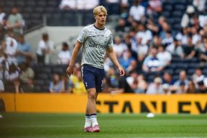 Man united tenta contratação surpreendente de Lucas Bergvall ao Tottenham