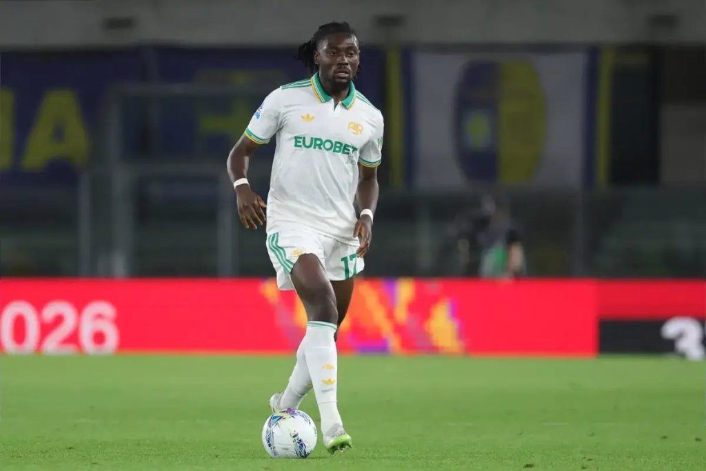 Manchester United mantém interesse em Manu Koné com pressão da Roma