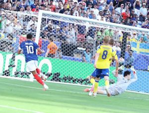 “Mbappé equals Messi and leads France to the round of 16 after victory over Sweden.”