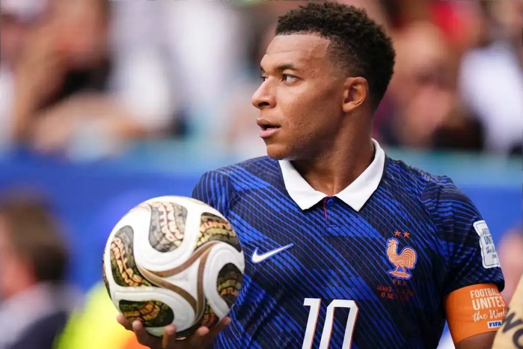 Mbappé lidera corrida histórica pela bota de ouro frente a Messi