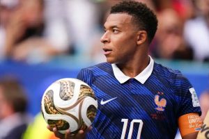 “Mbappé leads historic race for the Golden Boot ahead of Messi.”