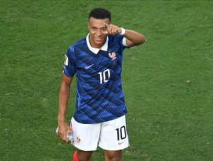 “Mbappé surpasses Ronaldo and Leonidas with record number of goals in the World Cup.”
