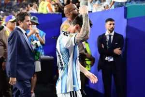 “Messi reunites with journalist after rumors of betrayal at the Qatar World Cup.”