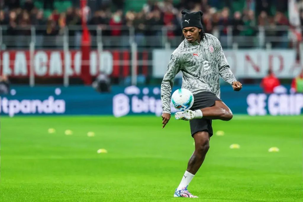 Milan inclui Leão e Estupinan na lista para a pré-época