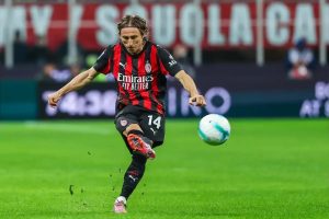Modric renova com o Milan e vai continuar até 2027