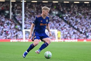 Newcastle recusa venda de Lewis Hall apesar do interesse do man utd