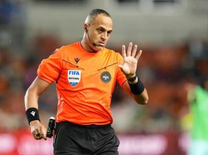 Nomeação de Elfath como árbitro levanta dúvidas no jogo Inglaterra vs Argentina