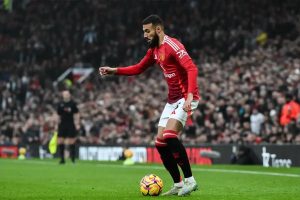 Noussair Mazraoui decide continuar no man utd após conversas com carrick
