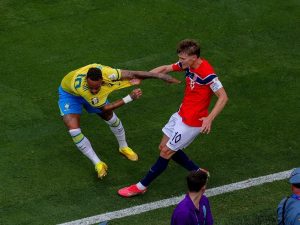 Odegaard responde aos confrontos físicos com Neymar na vitória sobre o Brasil