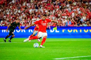 Pavlidis marca quatro golos e lidera vitória do Benfica na luz