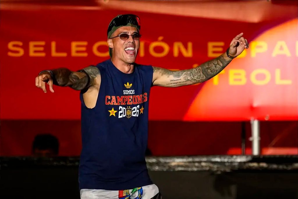 Porro entrega medalha de campeão do mundo ao avô em momento emocionante