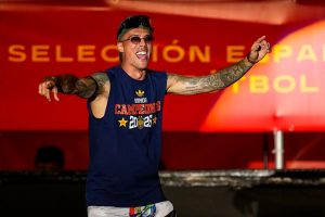 Porro entrega medalha de campeão do mundo ao avô em momento emocionante