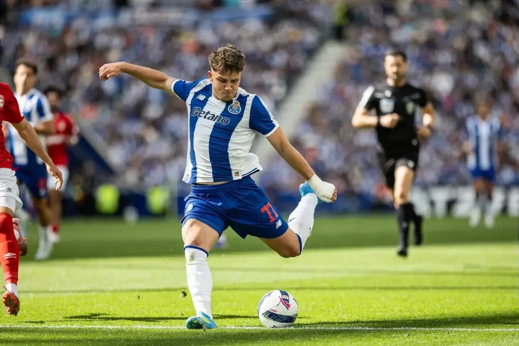 Porto sob pressão com interesse de Manchester United e Liverpool em Pietuszewski