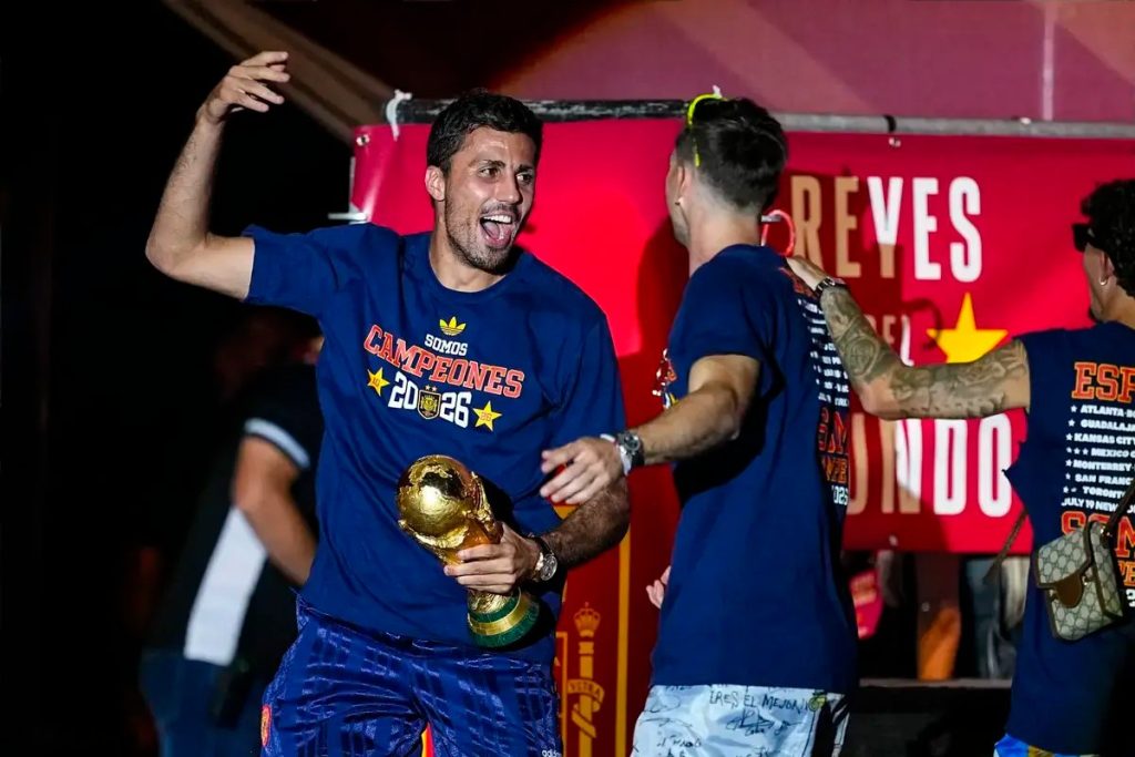 Rodri junta-se a estrelas com triplo título no futebol mundial