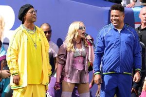 Ronaldo e Ronaldinho conduzem madonna no espetáculo do mundial 2026