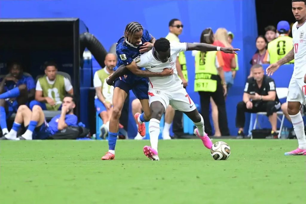 Saka destaca jogo louco e afasta polémica sobre penálti no mundial