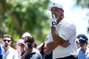 Sam Burns defende Bryson DeChambeau após penalização polémica