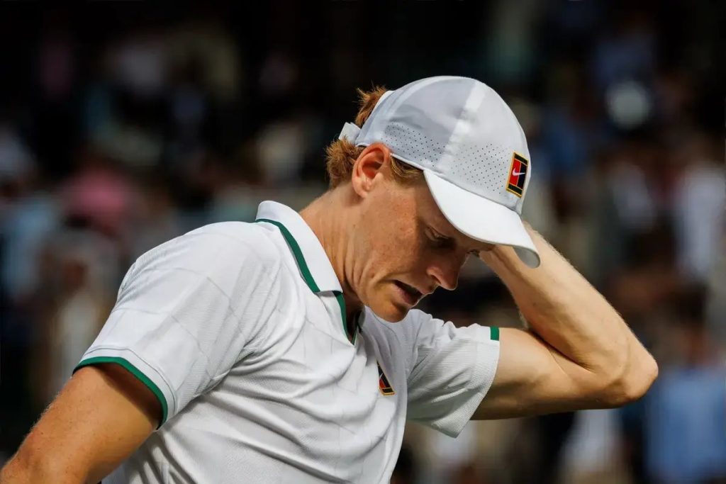 Sinner em dificuldades no Wimbledon apesar do apuramento para 3.ª ronda