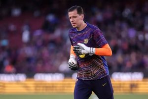 Szczesny admits that an old injury at Arsenal makes it difficult to catch the ball.