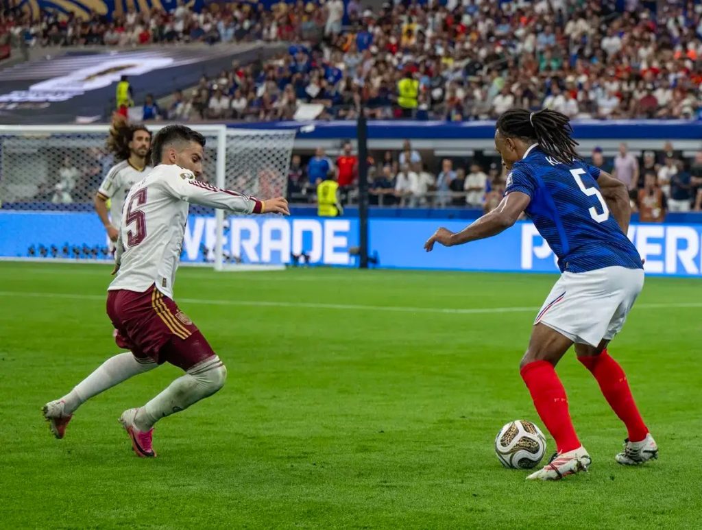 Tottenham prepara oferta de 65 milhões por Jules Koundé