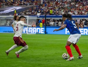 Tottenham prepara oferta de 65 milhões por Jules Koundé