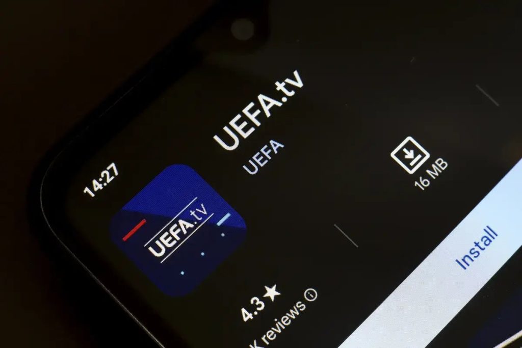 Smartphone no ecrã com a app UEFA.tv na loja de aplicações, com 16 MB e classificação de 4,3 estrelas.