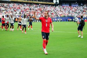 Wayne Rooney encourages Harry Kane to head to Manchester United.