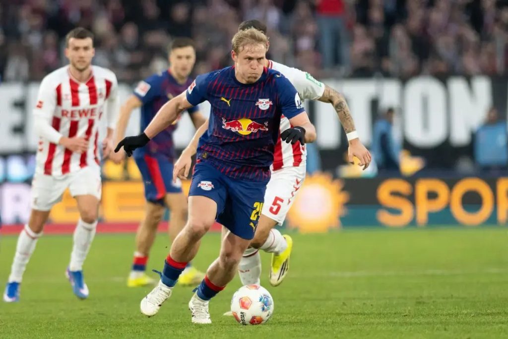 Xaver Schlager assina pelo Nottingham Forest para voltar à europa