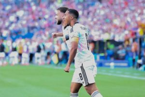 Youri Tielemans a caminho do exame médico para reforçar o Manchester United