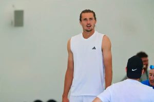 Zverev and Lehecka show frustration after abrupt suspension at Wimbledon.