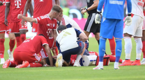 Musiala collapses at Bayern due to the intense heat in Munich.