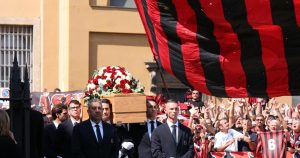 Adeptos do milan prestam homenagem emotiva a Baresi no funeral