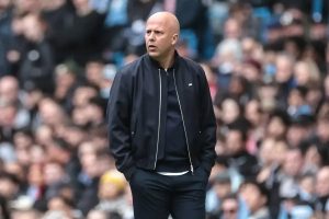 Arne Slot recusa proposta milionária e mantém-se fora do futebol
