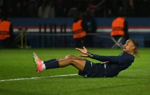 Arsenal pode travar negociações do Liverpool por Bradley Barcola