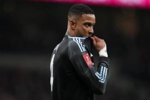 Arsenal renova interesse em Ezri Konsa do Aston Villa
