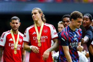 Arsenal tenta acabar com espera de 91 anos por título consecutivo