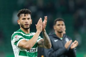 Barcelona identifies Luis Suárez from Sporting as an alternative for the attack after a deadlock over Álvarez.