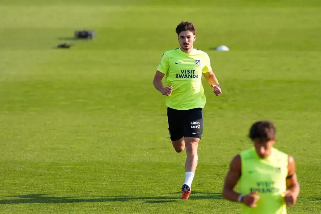 Barcelona enfrenta dilema sem avançado definido para início da época