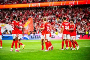 Benfica goleia Hearts e aproxima-se da fase regular da liga europa