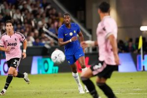 Benfica segue defesa-central Tosín Adarabioyo na Premier League