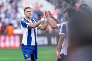 Farioli alerta para poucos festejos após Supertaça e lesão de Bednarek