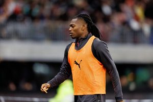 Aston Villa recua e Galatasaray mantém interesse em Rafael Leão