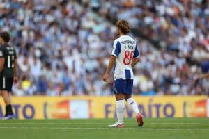 Inter perto de contratar Spence, Roma avança com Mora e Vlahovic no Besiktas