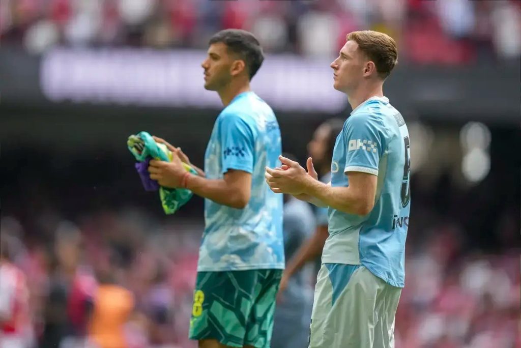 Janela de transferências da Premier League marcada por instabilidade e apostas arriscadas