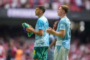 Janela de transferências da Premier League marcada por instabilidade e apostas arriscadas