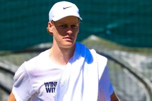 Jannik Sinner adia regresso devido a inflamação no joelho