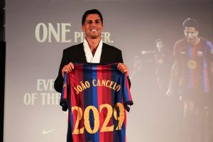 João Cancelo regressa ao Barcelona e assina até 2029