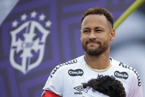 Neymar é primeiro jogador a sair por nova regra anti-perda de tempo