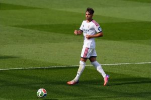 Raul Asencio deve considerar interesse do Liverpool após rejeição do Real Madrid